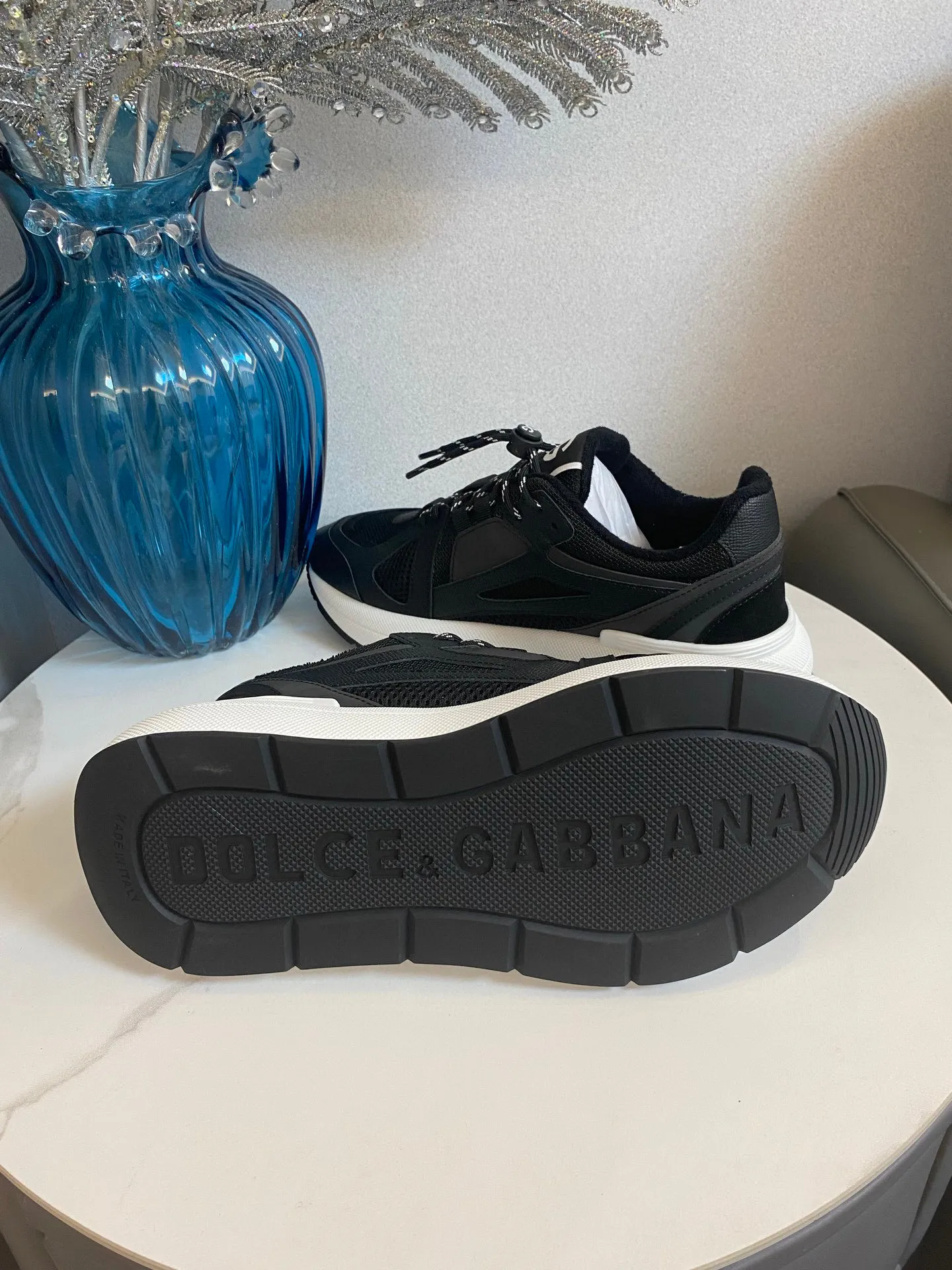 Men's men's shoes💰580 Dolce&Gabbana Dolce & Gabbana's latest popular D&G couple's dad shoes Airmaster series casual sports shoes original purchase development and production Airmaster shoes draw inspiration from Daymaster's iconic shape, while lightening the middle part of the sole to present a more sporty appearance. Nylon upper with contrasting suede and calfskin details. The tongue, heel and back sole are embellished with the DG logo, and the micro-injection logo rubber label is the icing on the cake. Exquisitely packaged at the delivery counter🛍📦 ▪️ Fabric: Original imported first-layer cowhide ▪️ Lining: Customized breathable towel lining ▪️ Sole: Original molded PU+TPU material ▪️ Bottom thickness: 5CM ▪️ Size: Women's 35-40/Men's 39-44 (45 46 customized)